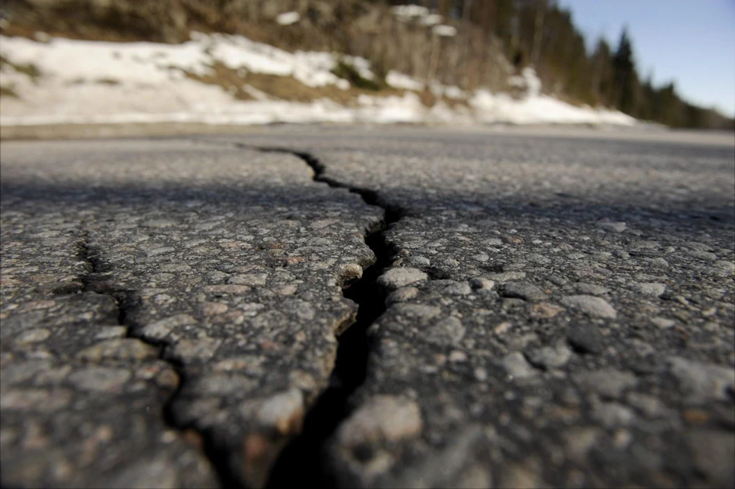 Routa on tänä vuonna syvällä ja jää sulaa epätasaisesti, mikä aiheuttaa maanteillä routavaurioita. LEHTIKUVA / ANTTI AIMO-KOIVISTO
