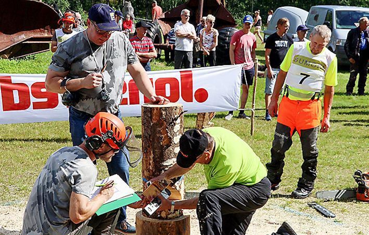 Kaatotehtävässä kaksi kaatajaa oli todella tarkkana. Jarmo Laatikainen ja 32. SM-kilpailuihinsa osallistunut Antti Oksanen saivat tasapisteet (kts. seuraava kuva).