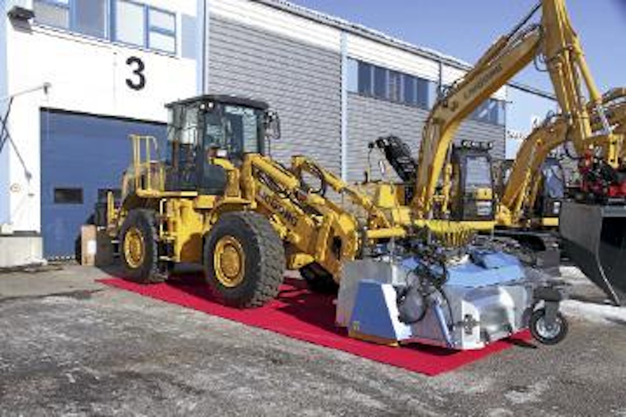 Liugong CLG 842III -pyöräkuormain saavuttaa Taso 3A -päästömääräykset. Painoa koneella on 15 tonnia ja tehoa Cumminsin moottorista ärähtää 144 kW (193 hv). Ajonopeudeksi ilmoitetaan 42 km/h.