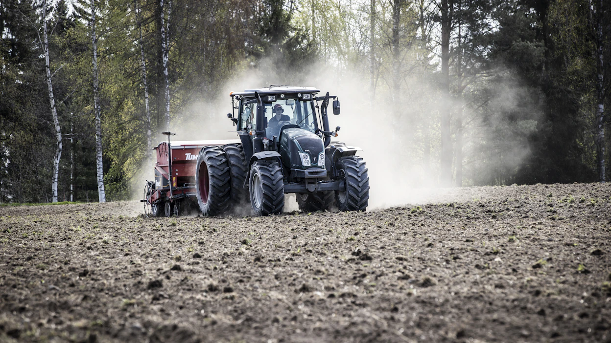Markkinoilla seurataan nyt tarkkaan viljojen kasvua. Tällä hetkellä maailmalla on ainekset ennätyssatoon, mutta kukaan ei tiedä miten lopulta käy. Kauran kylvöä Pälkäneellä viime viikolla.