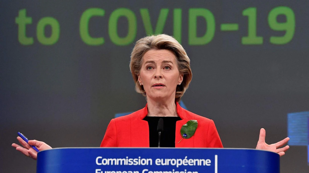 EU-komission puheenjohtaja Ursula von der Leyen uhkasi lauantaina Astra Zenecaa vientikiellolla, jos EU ei saa omia rokotetoimituksiaan ensin. LEHTIKUVA/AFP