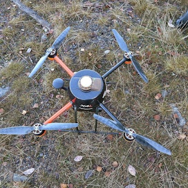 Kuvauksia tehdään tällä hetkellä GeoDrone X4L -mallilla, joka on valmistajansa VideoDrone Finland Oy:n pienempi malli. Hiilikuiturunkoisen dronen maksimi lentopaino on 6,4 kiloa ja lentoaika mittauksissa on ollut noin tunnin.