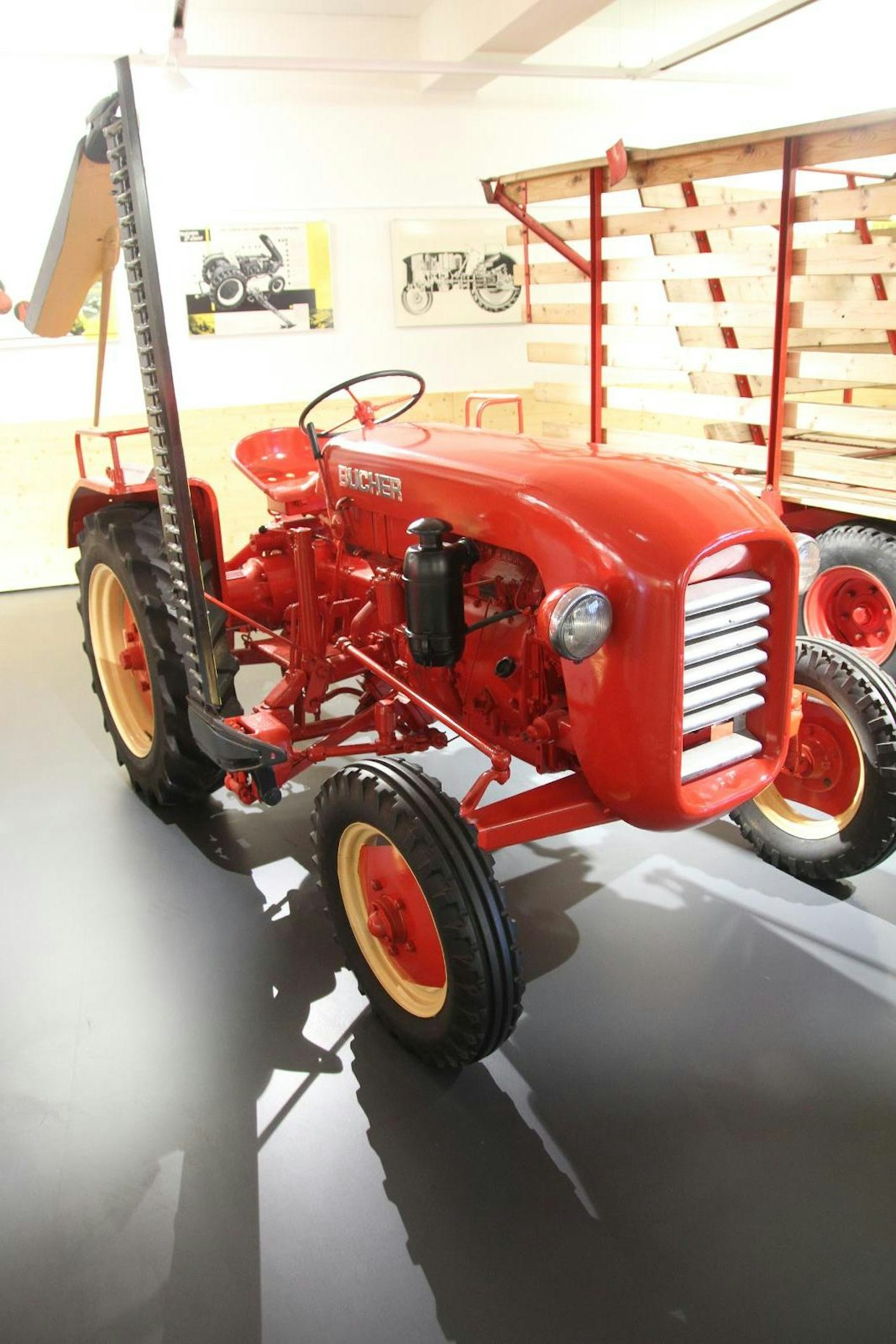 Bucher on käyttänyt traktoreissaan monen eri valmistajan moottoreita. Tässä sivuniittokoneella varustetussa D1700:ssa käytettiin sekä Mercedes OM636VIE että MWM KD 12Z -dieselmoottoreita. Myös Opelin ja Allis Chalmersin moottoreita on käytetty.