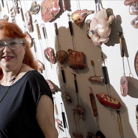 Taiteilija Susanna Autio haluaa teoksillaan herättää keskustelua huumorin keinoin. Aution Happy Meal, liharuokaa silmillä, on esillä Hyvinkään taidemuseon Heponauta-näyttelyssä. Ville-Petteri Määttä