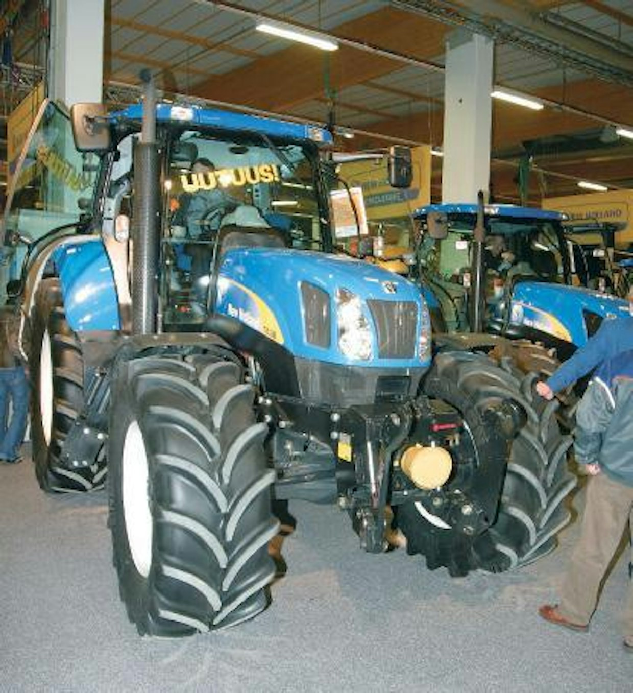 Agritekin uudet traktorit: New Holland 6000 ‑sarjan yläpää ja Case IH Puma ‑sarjan alapää vahvistuvat kumpikin kuusisylinterisillä, 6,7-litraisilla yhteispaineruiskutusmoottoreilla varustetuilla malleilla. NH T6030, T6050, T6070 ja T6080 korvaavat markkinoilta poistumassa olevan TM-sarjan. Mallikohtaiset suurimmat ISO-tehot ovat 128, 138, 152 ja 168 hevosvoimaa. Puma 125:n, 140:n ja 150:n tehot ovat samat kuin kolmessa suurimmassa NH:ssa. Sinisten ajovoimansiirroksi voi valita joko osa- tai täyspowershiftin ja punaisissa ainoa vaihtoehto on täyspower-shift. Vaihteistot saa joko neljänkympin, neljänkympin eko tai viidenkympin versioina. HH ã