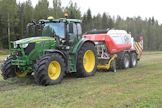 Pöttninger Impress 155 VC Pro -pyöröpaalainyhdistelmässä roottori pyöriin ajosuuntaan nähden takaperin.