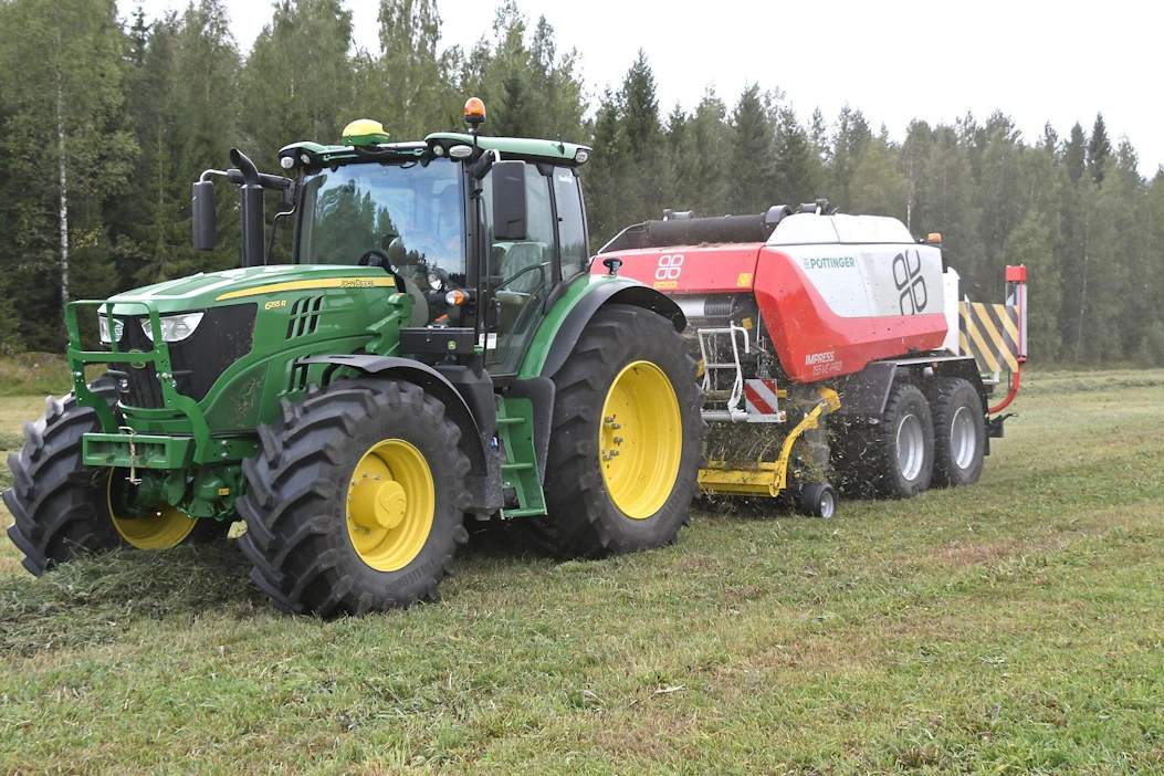 Pöttninger Impress 155 VC Pro -pyöröpaalainyhdistelmässä roottori pyöriin ajosuuntaan nähden takaperin.