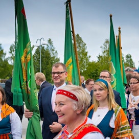 Keskustan puheenjohtaja Juha Sipilä sai jatkokaudelle seurakseen torniolaisen Katri Kulmunin. Sipilä ja Kulmuni kantoivat keskustanvihreitä lippuja Sotkamossa eilen perjantaina.
