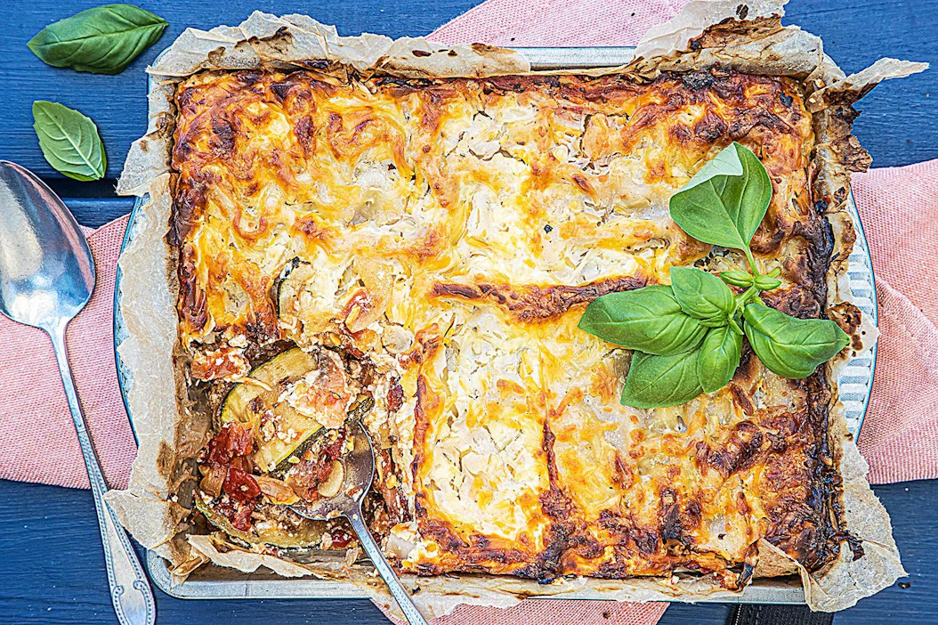 Runsaasta kesäkurpitsasatoa kannattaa hyödyntää maukkaan lasagnen teossa. Pienet kesäkurpitsat ovat maukkaimpia.