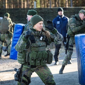 Säkylän varuskunnassa koulutetaan rauhanturvaajia (kuvassa) ja nopean toiminnan joukkoja poliisin apuvoimiksi.