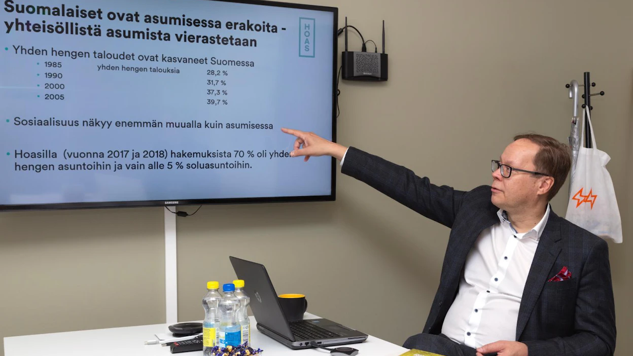 Sijainti, sijainti ja sijainti. Hyvät liikenneyhteydet ovat tärkeitä opiskelija-asumisessa tänään ja huomenna, osoittaa Hoasin toimitusjohtaja Matti Tarhio. Helsingin seudun opiskelija-asuntosäätiön hakemuksista 70 prosenttia kohdistuu yksiöihin, joita säätiö rakennuttaa myös uudiskohteisiinsa.