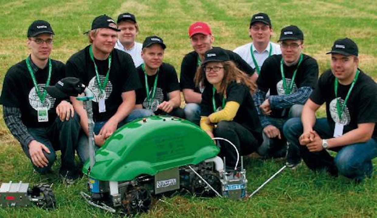 Aalto-yliopiston Turtle Beetle -joukkue. Edessä mustissa paidoissa opiskelijat Pekka Pihlanko, Eero Tuhkanen, Mika Matilainen, kapteeni Juho Pentikäinen, Milla Sairanen, Mikko Pihlanko ja Juha Helenius. Takana ohjaajat Jari Kostamo ja Timo Oksanen.