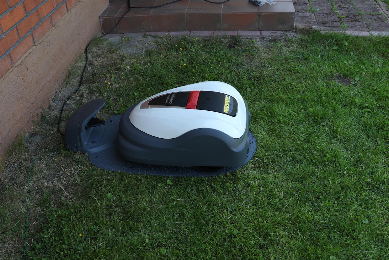 Robottileikkuri hakeutuu tukiasemaan, kun akun varaustila laskee riittävästi. Tukiaseman asettelumahdollisuudet riippuivat leikkurista. Robomowin tukiasema oli tukevin ja telakoituminen varminta. Hondan (kuvassa), Husqvarnan ja Vikingin tukiaseman alunen kannattaa tasata huolella, jotta telakoituminen onnistuu.