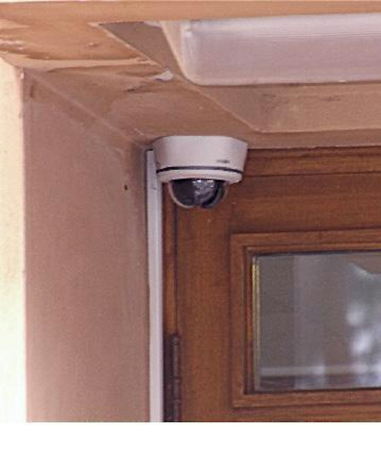 Valvontakamera voidaan asentaa suojaa kirkkaan kuvun sisään. Usein tällaisia kameroita voidaan käännellä ja suunnata valvomosta.