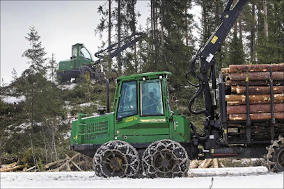 Metsäkoneyrittäjä Timo Hörkkö kaatoi viimeistä talvisavottaa tiistaina Paimiossa. Ajokonetta pyöritti Timo Vahalahti. Kari Salonen