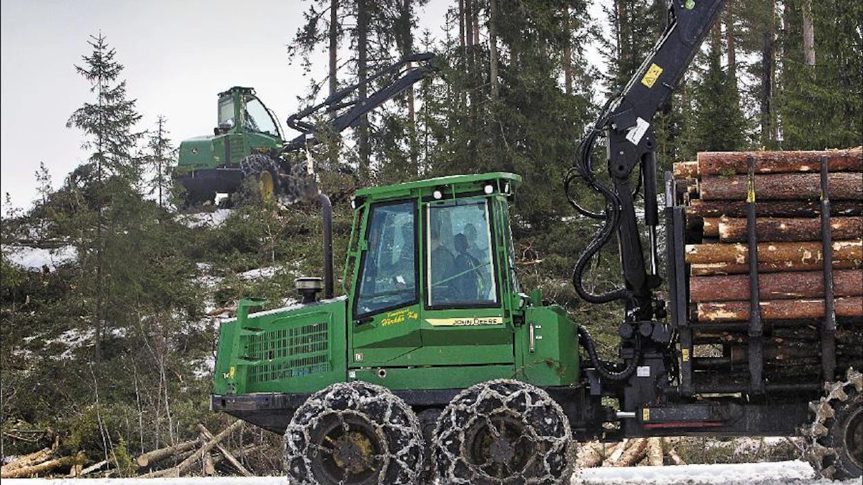 Metsäkoneyrittäjä Timo Hörkkö kaatoi viimeistä talvisavottaa tiistaina Paimiossa. Ajokonetta pyöritti Timo Vahalahti. Kari Salonen