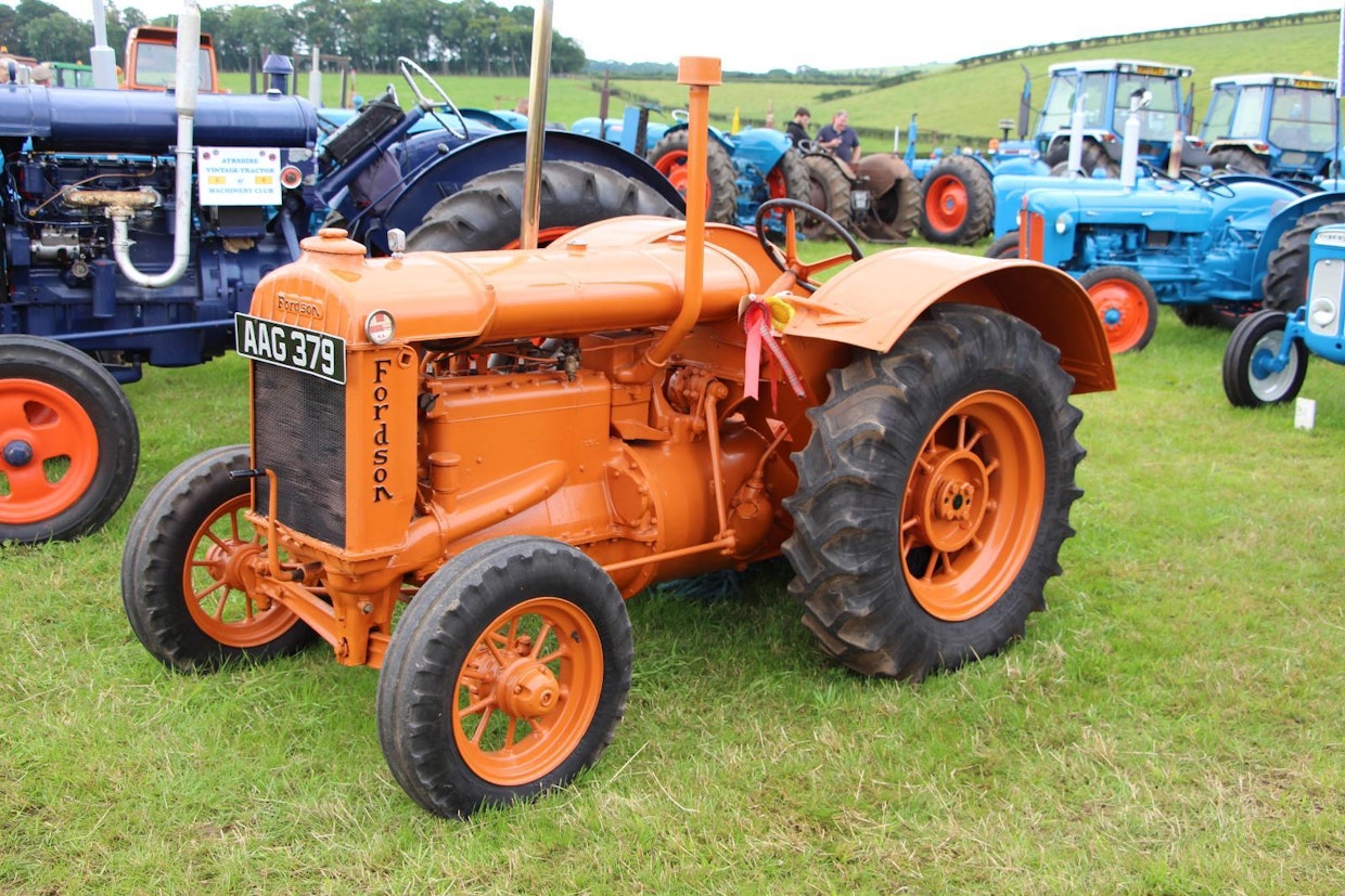 Fordin Dagenhamin laitos oli koko 30-luvun ajan ja vielä 40-luvun puolivälissäkin ainoa mittavampaan tuotantoon kyennyt englantilainen traktoritehdas. Fordsonin N-mallin perusrakenne oli samanlainen kuin amerikkalaisessa F-Fordsonissa, mutta ominaisuuksiltaan se oli kokonaan eri traktori. Oranssissa traktorissa on French &amp; Hechtin pinnapyörät, vihreässä Dunlopin valuvanteet.