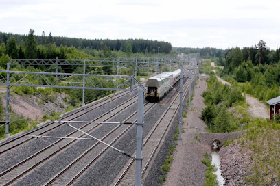 Monissa aloitteissa kannettiin huolta liikenneyhteyksien kunnosta. Tieosuuksien parantamisen ohella raide- ja lentoliikenne sai huomiota.