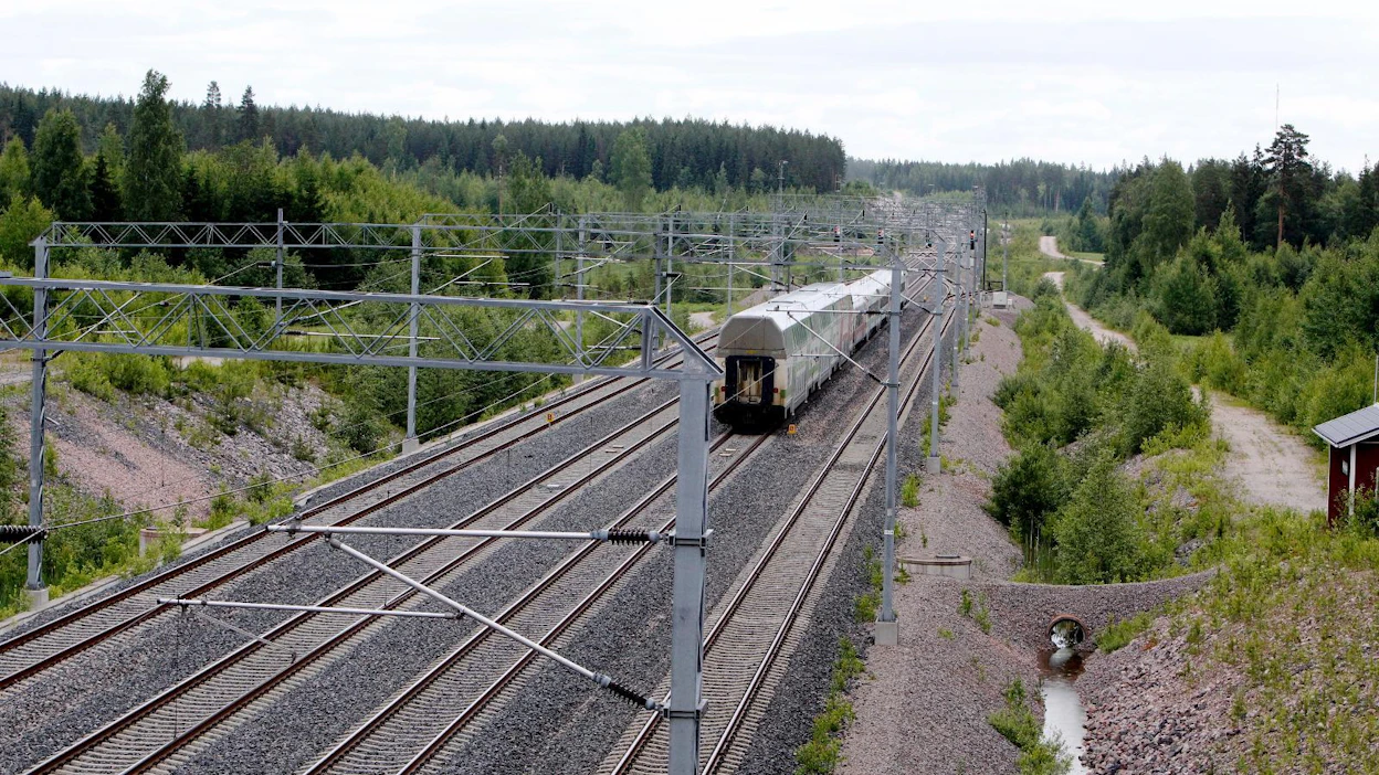 Monissa aloitteissa kannettiin huolta liikenneyhteyksien kunnosta. Tieosuuksien parantamisen ohella raide- ja lentoliikenne sai huomiota.