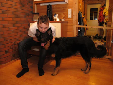 Joonas Pylkkänen  ja Elmeri-koira  ovat harjoitelleetyhdessä viime kesästä lähtien. Elmerillä on eri säännöt kuin koirilla yleensä: se saa tulla sänkyyn ja keittiöönkin, sillä muuten avun hakeminen ei tosi­tilanteessa onnistuisi.