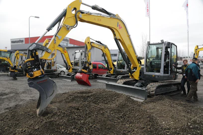 Wacker Neusonin uutuusmalli on noin yhdeksän tonninen ET90. Deutzin 55-kilowattisen moottorin polttoaineenkulutuksen kerrotaan olevan jopa 30 % pienempi kuin kilpailevissa malleissa. Uudistunut ”koiranluu” mahdollistaa entistä paremmat murtovoimat ja kauhan liikeradat. Astetta pienemmän, lyhytperäisen Wacker Neuson EZ80-mallin kokeilu löytyy Koneviestin numerosta 13/2016. (AT)