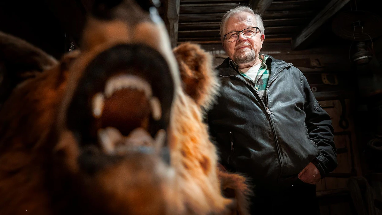Tarinoiden lisäksi kuhmolaisella Jorma Kettusella on konkreettisia metsästysmuistoja, kuten esimerkiksi täytetty karhun pää kotimuseossaan, mistä löytyy paljon esineistöä myös työhevosiin, metsä- ja maataloustöihin liittyen.