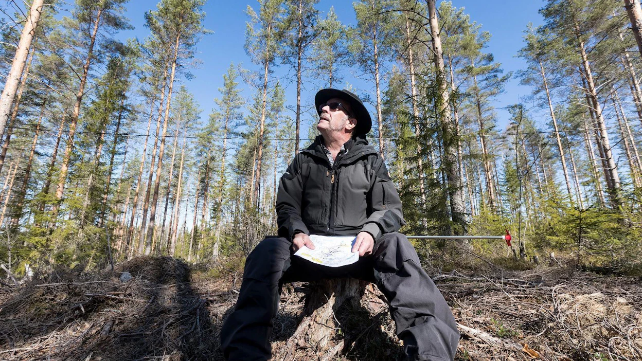 Tämä hakkuun jälki ei miellytä lainkaan kokeneen metsäammattilaisen Kari Jeskasen silmää. ”Omissa metsissäni en koskaan hyväksyisi tällaista käsittelyä.”