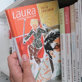 Tuija Lehtisen Laura-kirjat olivat sarjan päähenkilön kaimalle rakasta luettavaa lapsena. AIkuisena en ole sarjaan tarttunut.