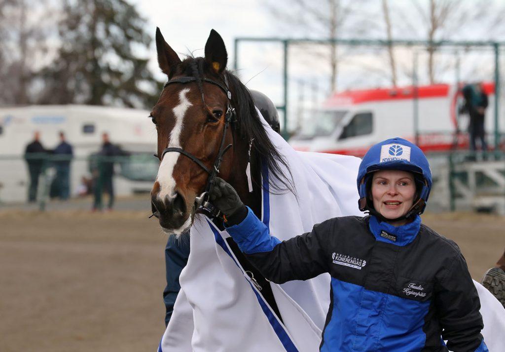 Tuulia Paavola on keskeisessä roolissa Paavolan tallin arjessa. Kuvassa hän on Feeling Futuren kanssa Seinäjoella toukokuussa 2018.