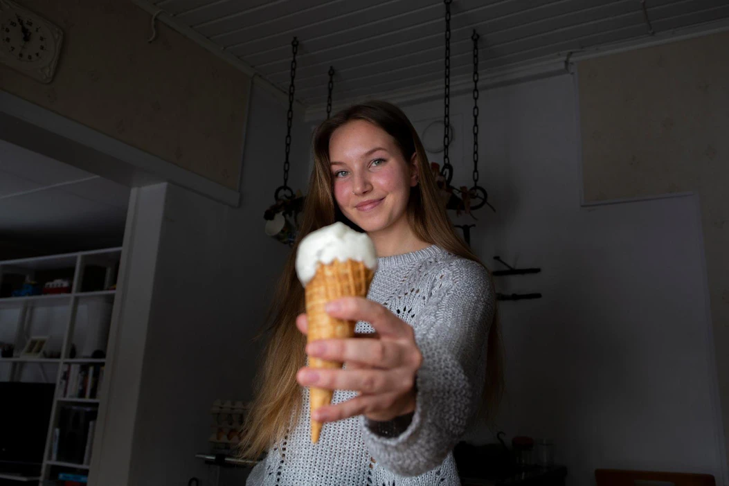 17-vuotias savonlinnalainen Maisa Joronen myi kesätyökseen täysmaidosta valmistettuja jäätelöitä Jäätelöpyörä-yrityksestään.