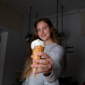 17-vuotias savonlinnalainen Maisa Joronen myi kesätyökseen täysmaidosta valmistettuja jäätelöitä Jäätelöpyörä-yrityksestään.