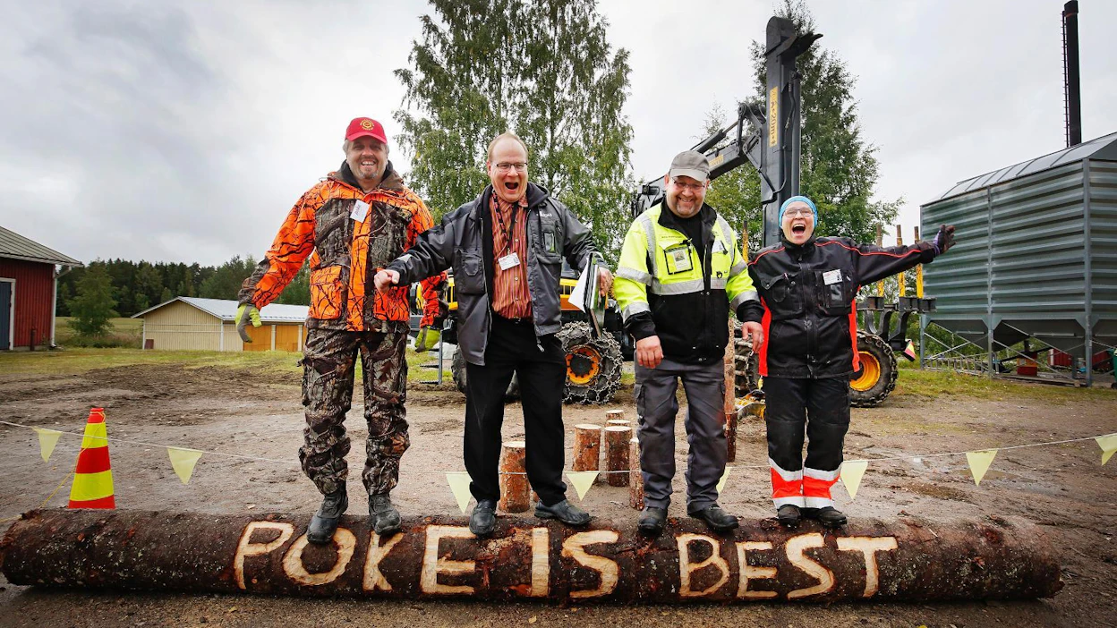 Tarvaalassa juhlistettiin viikonloppuna 150-vuotiasta maatalousopetusta. Henkilökuntaan kuuluvat Ari-Pekka Alapiha (vas.), Arto Heimonen, Pekka Janhonen ja Päivi Kaihlajärvi tasapainoilivat tukilla, kuten oppilaitos yli miljoonalla eurolla supistuneella budjetillaan.