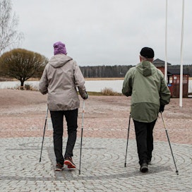 Sauvakävely on tehokasta kuntoilua. Loviisalaiset Anita ja Kaj Ahlstrand tekivät huhtikuisena päivänä sauvakävelylenkin.
