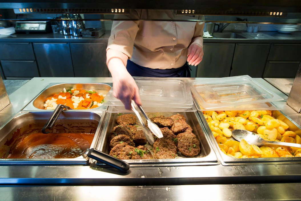 Ravintoloiden, grillien ja laitosruokaloiden pitää ilmoittaa tarjolla olevan lihan alkuperämaa.