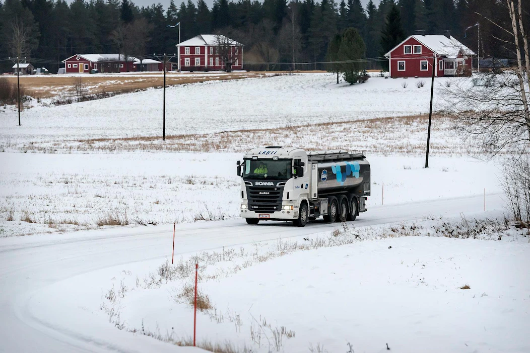 Ylen uutisen mukaan moni maitotilallisista miettii, hakeako korvauksia maitotappioista ja mitä kautta korvauksia voi saada.