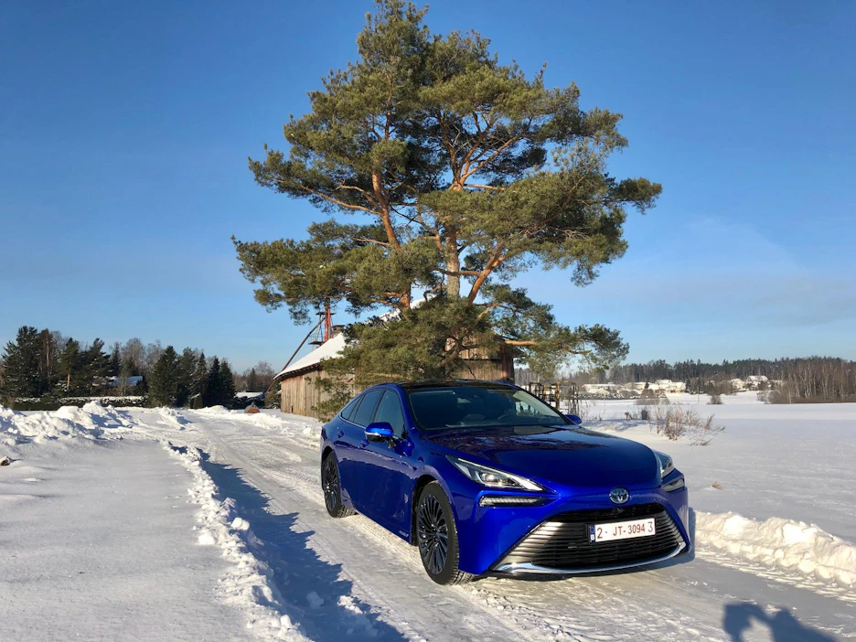 Toyota odottaa vetyautojen myynnin alkavan Suomessa muutaman vuoden sisällä. Kuvassa uusi Mirai, jonka pakokaasut ovat puhdasta vesihöyryä.