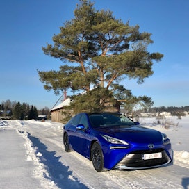 Toyota odottaa vetyautojen myynnin alkavan Suomessa muutaman vuoden sisällä. Kuvassa uusi Mirai, jonka pakokaasut ovat puhdasta vesihöyryä.