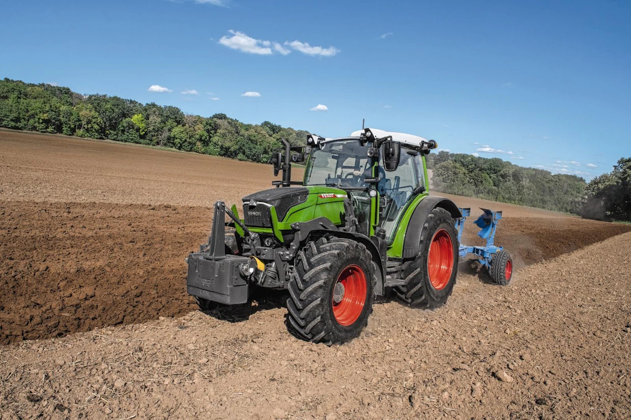 Fendt 211 Vario on portaattomalla voimansiirrolla varustettu traktori, jonka 3-sylinterisen Agco Power -moottorin teho on 114 hevosvoimaa. Lisävarusteena toimitettavan säätyvätilavuuksisen pumpun tuotto on 71 l/min. Traktorissa on portaaton Fendt Vario -voimansiirto, ajonopeutta voidaan säätää portaattomasti 20 metristä 40 kilometriin tunnissa. Traktorin leveys on vain n. 107 senttiä, kun siinä on kapein rengasvaihtoehto. Ohjaamon melutaso on 72 dB(A).
