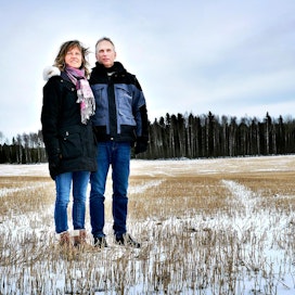 Inge-Gerd ja Kaj Nylund viljelevät yli 200 peltohehtaaria. He kasvattavat leipä- ja rehuviljaa sekä härkäpapua.