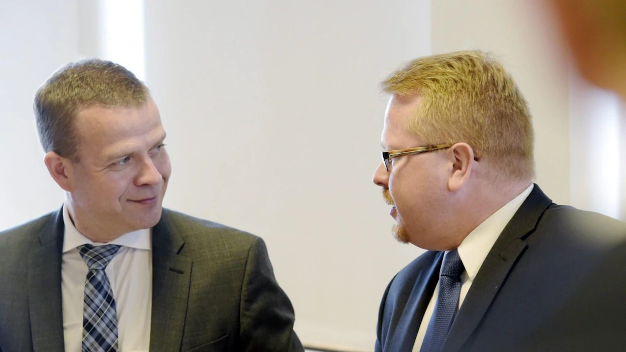Sisäministeri Petteri Orpo (vas.) ja Euroopan komission turvallisuusjohtaja Ilkka Salmi arvioivat, että sisäinen ja ulkoinen turvallisuus sekoittuvat keskenään yhä enemmän. He puhuivat seminaarissa, joka pohjustaa sisäisen turvallisuuden selonteon julkistusta myöhemmin tällä viikolla.