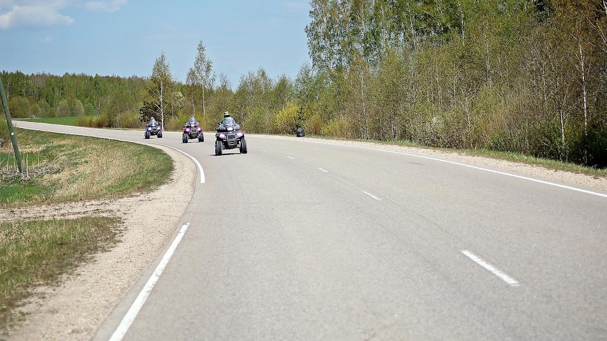 On the road again – tien päällä taas. Letkassa ajaminen onnistui täydellisesti kypäräpuhelinten ansiosta.
