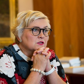 Eduskunnan puhemies Anu Vehviläinen (kesk.) valittelee, etteivät kaikki kansanedustajat käyttäydy arvokkuudella sosiaalisessa mediassa.