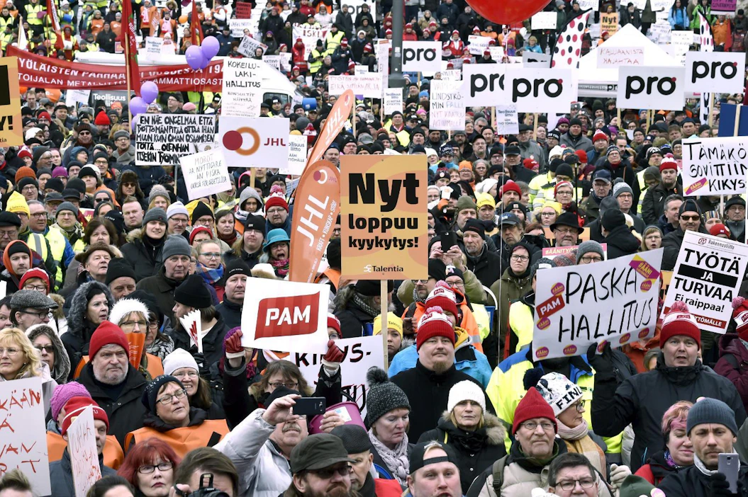 Työmarkkinoiden uudistaminen kohtaa usein vastustusta. Sipilän kiky-sopimus syntyi vasta lujien ponnistelujen kautta vuonna 2016, mutta kansa ryhtyi protesteihin kaduille vasta työttömyysturvaa heikentävän aktiivimallin aikaan. Mielenilmaus Senaatintorilla helmikuussa 2018.