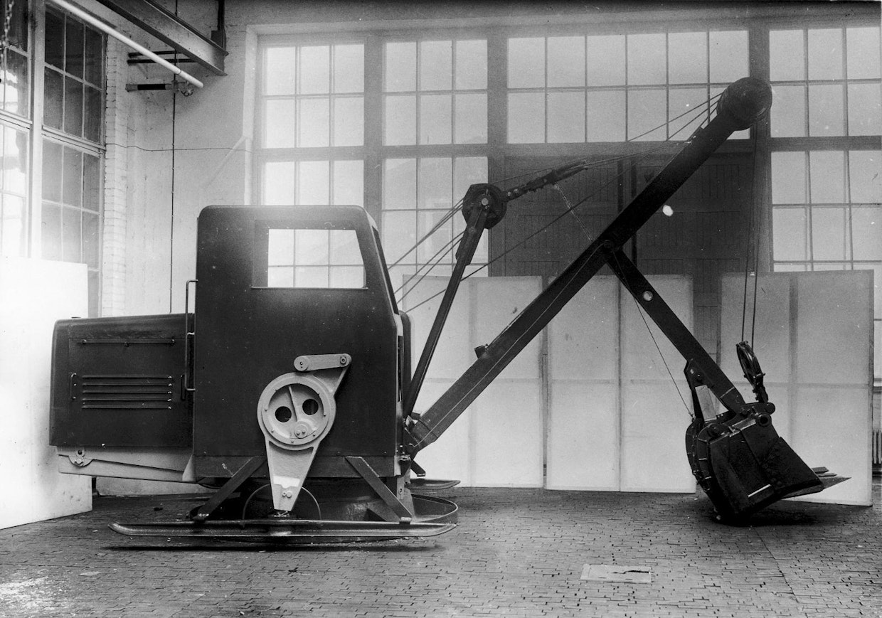Lokomon ensimmäinen omaa suunnittelua oleva kaivinkone oli Lokomo 3 eli ”Hyppy-Heikki”. Nimi johtui koneen erikoisesta tavasta liikkua. Koska telaketjujen valmistamiseen olisi kulunut runsaasti hankalasti saatavia raaka-aineita, oli niiden sijasta koneen sivuilla jalakset, joilla se loikki eteenpäin. Kone ei ollut menestys ja vain viisi kappaletta valmistui.
