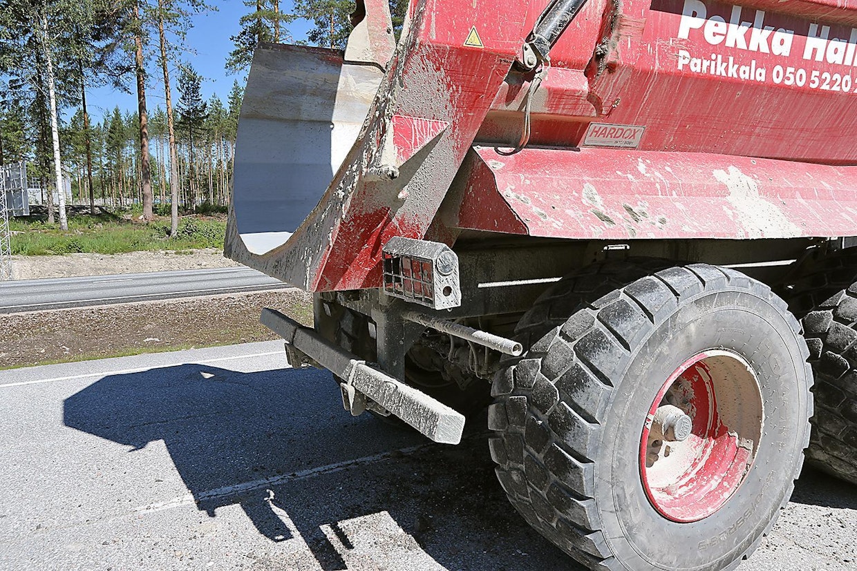 Vaikka rakenteet muutoin ovat todella järeät, niin renkaiden päälle asennetut ”rapakaaret” ovat keveää tekoa ja vääntyvät, jos kuormatessa kiviä putoaa lavan ulkopuolelle.