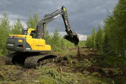 Koneyrittäjän toimintaedellytyksiä parantaisi, jos koneet eivät seisoisi pitkään. Esimerkiksi maanmuokkauskalustoa voisi hyödyntää myös kunnostusojituksissa.