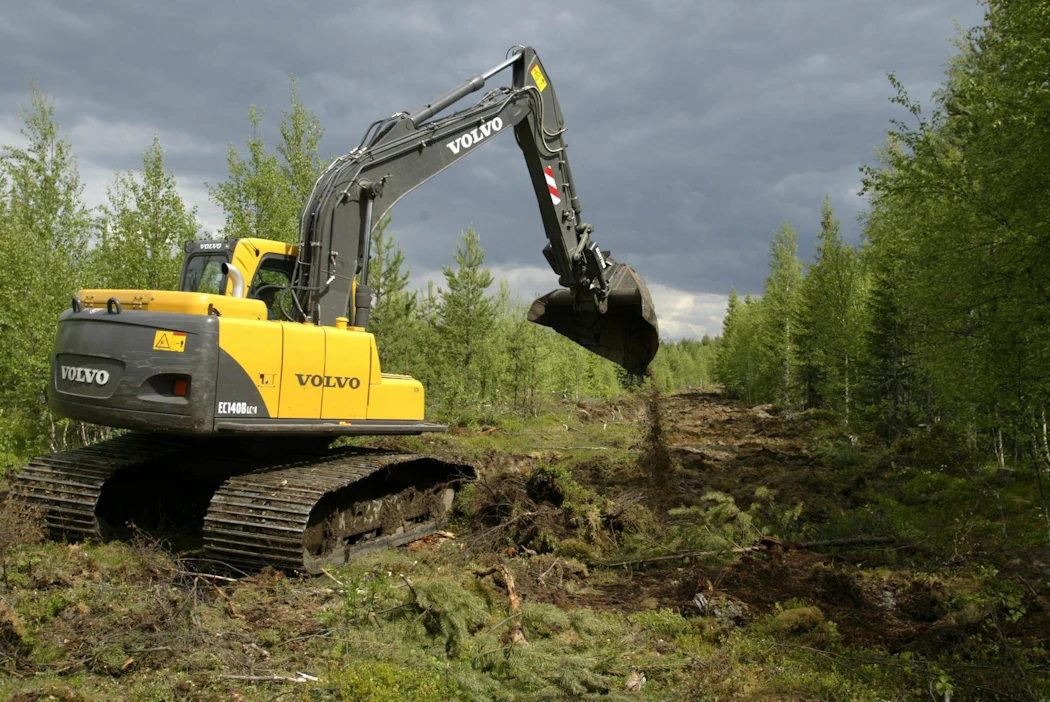 Koneyrittäjän toimintaedellytyksiä parantaisi, jos koneet eivät seisoisi pitkään. Esimerkiksi maanmuokkauskalustoa voisi hyödyntää myös kunnostusojituksissa.