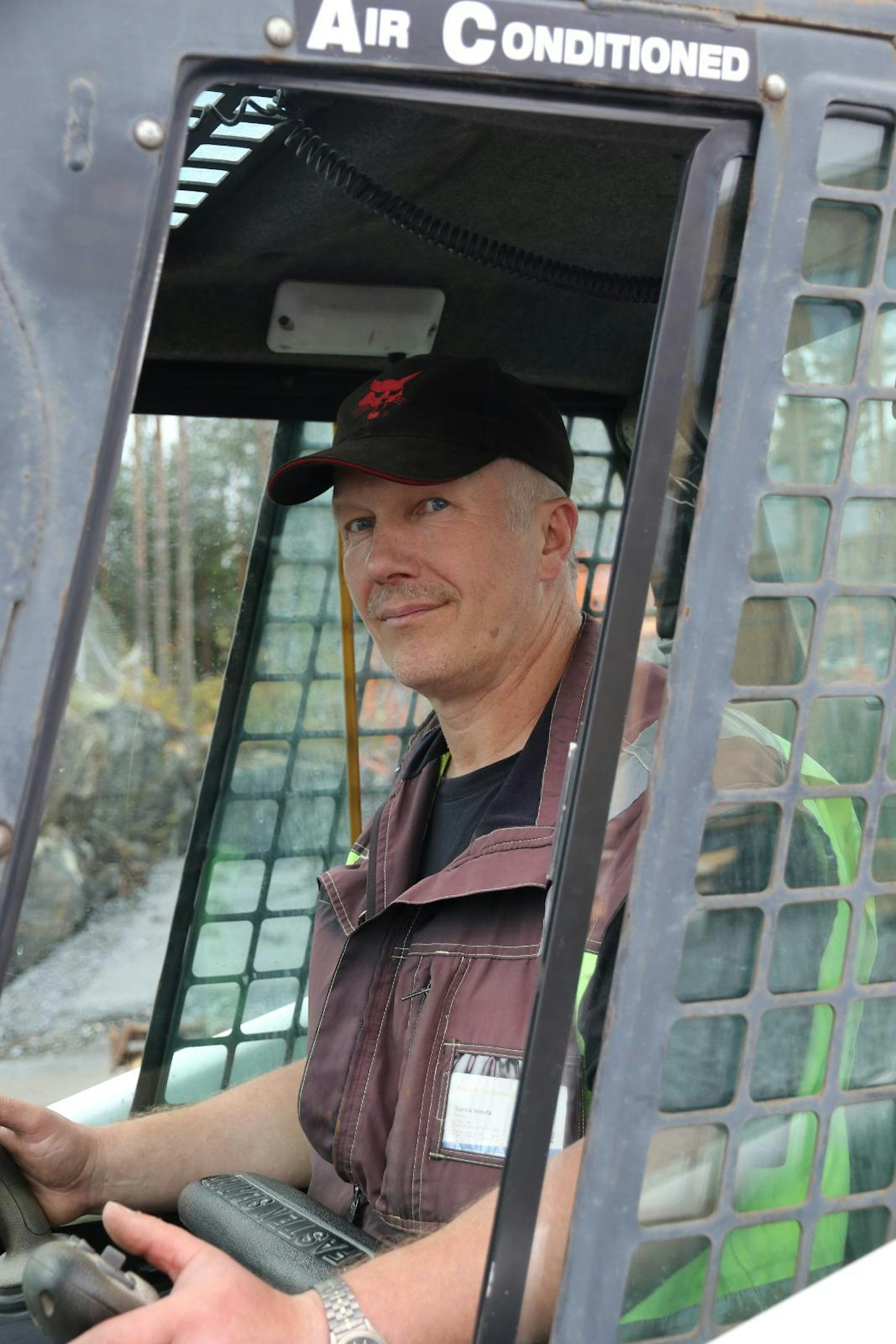 Jukka Similä kertoo Bobcatin täydentävän mainiosti muuta konekantaa. Sokkeloisilla rakennustyömailla ketteryys on arvossaan.
