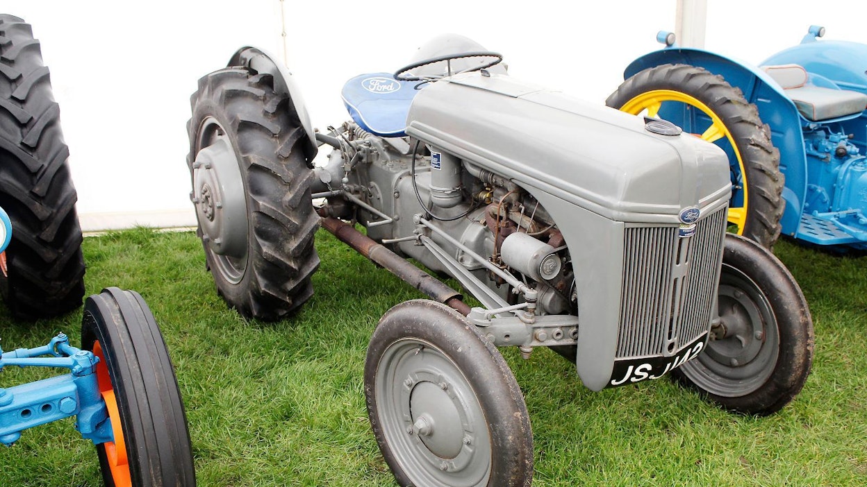 Harry Ferguson oli traktoreiden kanssa tekemisissä jo 1910-luvulla, mutta tie menestyksen avautui vasta v.1939, jolloin esiteltiin tämä Fordin kanssa yhteisesti tuotettu Ford-Ferguson 9N. Uutta tässä traktoreiden kehitykseen ehkä eniten vaikuttaneessa mallissa oli painonsiirtojärjestelmällä varustettu nostolaite. Fordin USA:n osasto suositteli Dagenhamin tehtaille tämän mallin valmistusta ja Fordsonin tuotannon lopettamista, mutta sotatila muutti suunnitelmia.