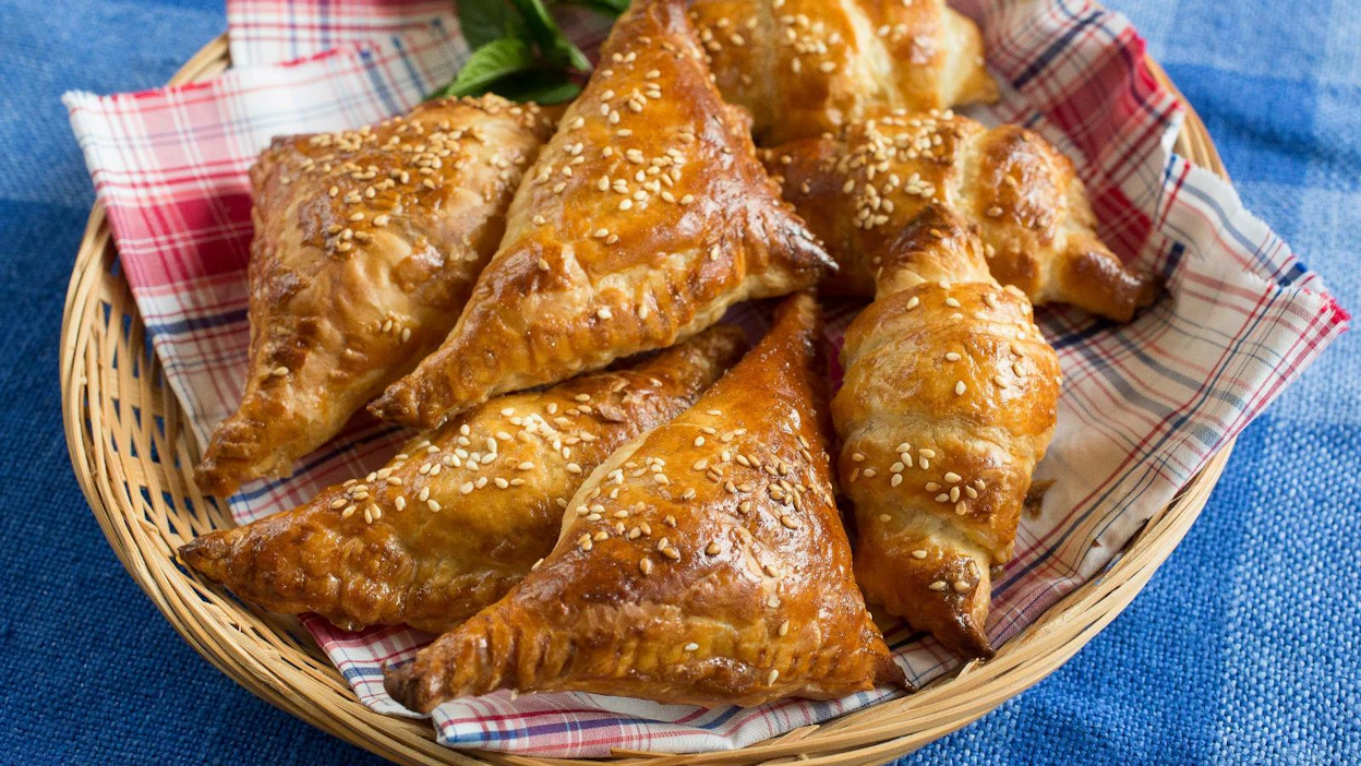 Pasteijat valmistuvat näppärästi pakastetaikinasta ja valmiiksi maustetusta raakamakkarasta.